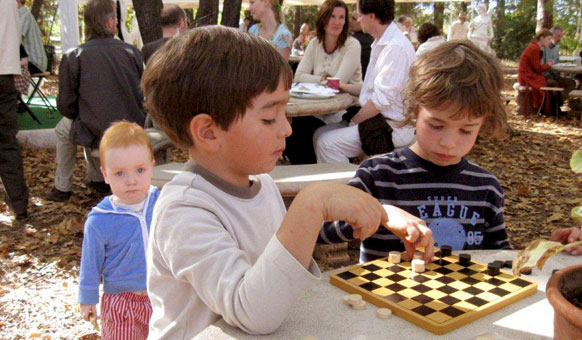 Children-playing-chess.jpg