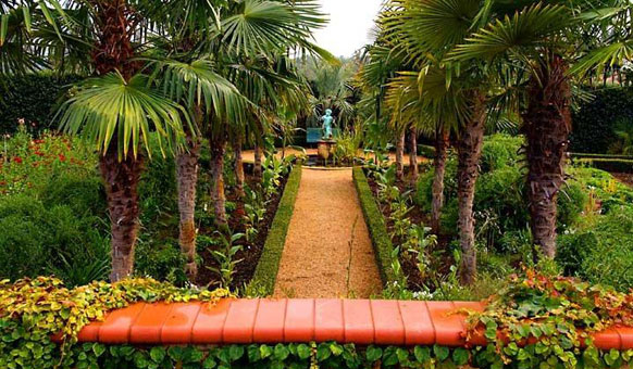 Garden-and-statue.jpg